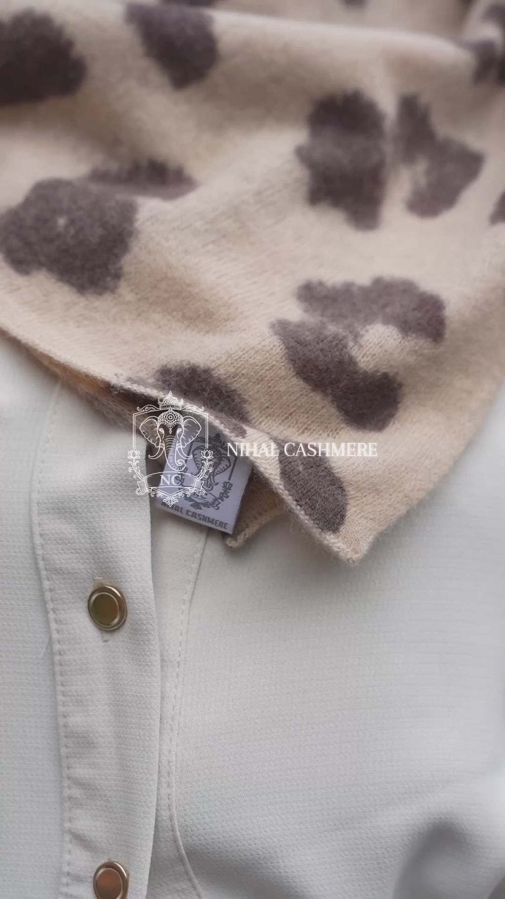 NIHAL CASHMERE Dreieckstuch - Camel Leopard