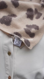 NIHAL CASHMERE Dreieckstuch - Camel Leopard