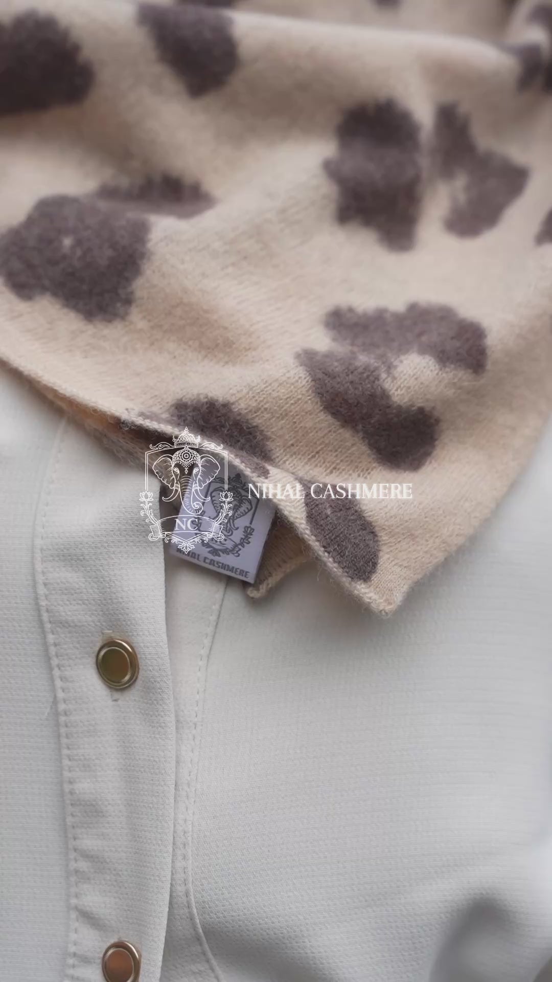NIHAL CASHMERE Dreieckstuch - Camel Leopard