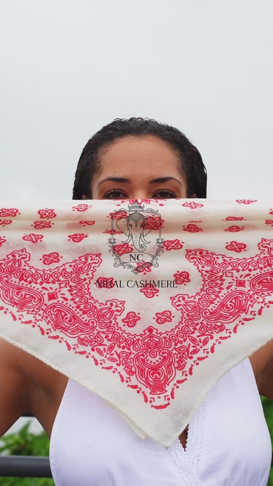 NIHAL CASHMERE Dreieckstuch - Ivory Red Paisley